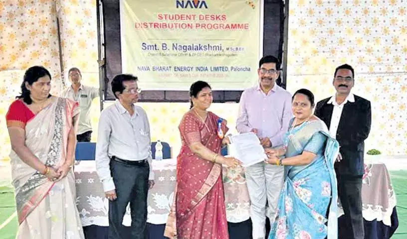नव भारत एनर्जी ने Kothagudem के सरकारी स्कूलों में 250 डेस्क बांटे नव भारत एनर्जी ने Kothagudem के सरकारी स्कूलों में 250 डेस्क बांटे