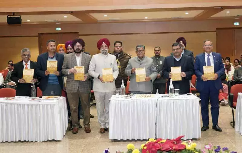 गुरु तेग बहादुर के साहित्य को सुलभ बनाने के लिए GNDU के वीसी ने किताब लिखी गुरु तेग बहादुर के साहित्य को सुलभ बनाने के लिए GNDU के वीसी ने किताब लिखी