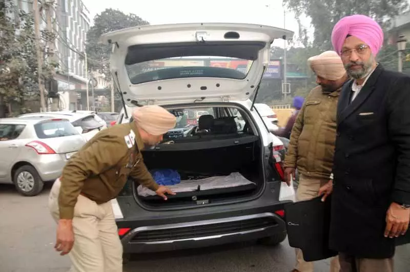 Amritsar: पुलिस ने नए साल की पूर्व संध्या से पहले सुरक्षा बढ़ा दी Amritsar: पुलिस ने नए साल की पूर्व संध्या से पहले सुरक्षा बढ़ा दी