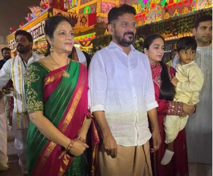 CM Revanth Reddy का नया लुक: तिरुपति में परिवार संग की पूजा CM Revanth Reddy का नया लुक: तिरुपति में परिवार संग की पूजा