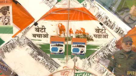 काइट फेस्टिवल में भी पीएम मोदी की धूम, योजनाओं की जानकारी वाली पतंगों की बढ़ी मांग काइट फेस्टिवल में भी पीएम मोदी की धूम, योजनाओं की जानकारी वाली पतंगों की बढ़ी मांग