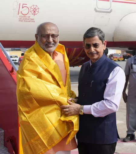 तमिलनाडु पहुंचे उपराष्ट्रपति सीपी राधाकृष्णन, काशी तमिल संगमम में लेंगे भाग तमिलनाडु पहुंचे उपराष्ट्रपति सीपी राधाकृष्णन, काशी तमिल संगमम में लेंगे भाग