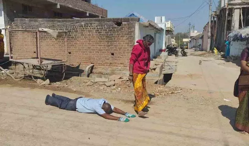 भक्त जोड़ा अनोखे तरीके से Dharmapuri लक्ष्मी नरसिंह स्वामी मंदिर पहुंचा भक्त जोड़ा अनोखे तरीके से Dharmapuri लक्ष्मी नरसिंह स्वामी मंदिर पहुंचा