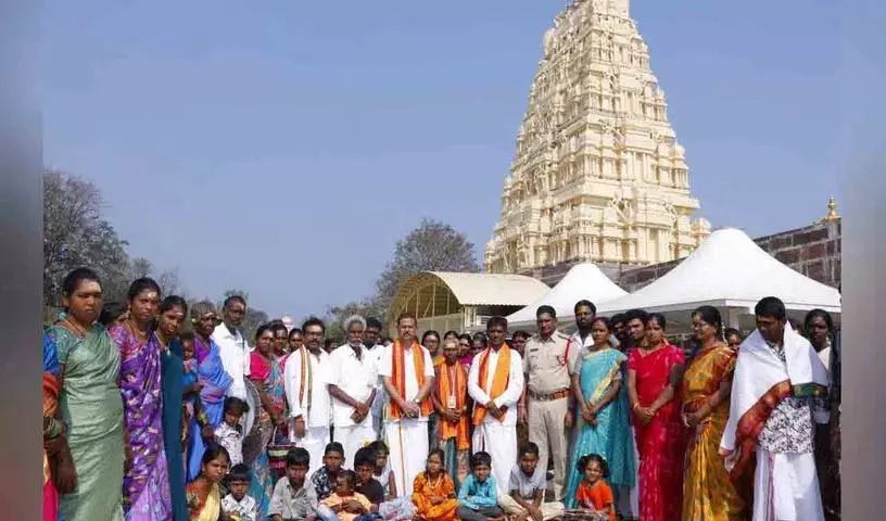 Srisailam मंदिर मुक्कोटी एकादशी पर चेंचू लोगों को मुफ़्त सर्वदर्शन कराता Srisailam मंदिर मुक्कोटी एकादशी पर चेंचू लोगों को मुफ़्त सर्वदर्शन कराता