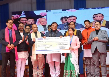 असम के CM ने महिला लाभार्थियों को उद्यमिता फंड के चेक बांटे असम के CM ने महिला लाभार्थियों को उद्यमिता फंड के चेक बांटे