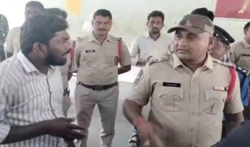 KU के छात्रों ने हॉस्टल वार्डन पर कार्रवाई की मांग की KU के छात्रों ने हॉस्टल वार्डन पर कार्रवाई की मांग की