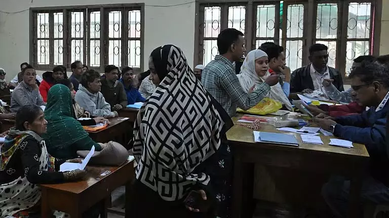 SIR ड्राफ्ट लिस्ट में मृत, बूढ़े व्यक्ति का कहना है कि वह सुनवाई में अभी भी जीवित SIR ड्राफ्ट लिस्ट में मृत, बूढ़े व्यक्ति का कहना है कि वह सुनवाई में अभी भी जीवित