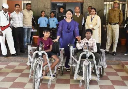 कलेक्टर मिश्रा ने दिव्यांग हरिओम व ईश्वर को प्रदान किया ट्राय साइकिल कलेक्टर मिश्रा ने दिव्यांग हरिओम व ईश्वर को प्रदान किया ट्राय साइकिल