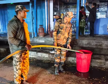 अरुणाचल के जयरामपुर में असम राइफल्स की तत्परता से बड़ा हादसा टला, जान-माल सुरक्षित अरुणाचल के जयरामपुर में असम राइफल्स की तत्परता से बड़ा हादसा टला, जान-माल सुरक्षित