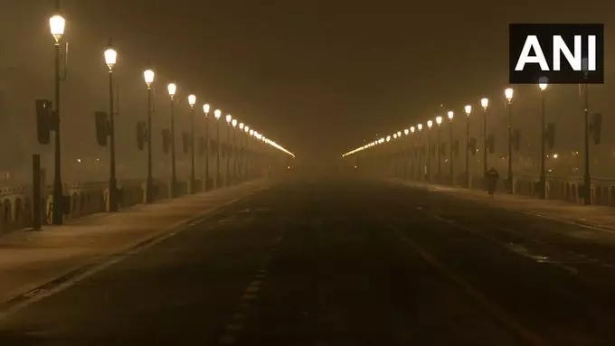घने स्मॉग की चादर में लिपटी राजधानी, इंडिया गेट के आसपास AQI 394 दर्ज घने स्मॉग की चादर में लिपटी राजधानी, इंडिया गेट के आसपास AQI 394 दर्ज