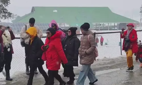 Jammu Kashmir : गुलमर्ग में बर्फबारी, सैलानियों की उमड़ी भारी भीड़