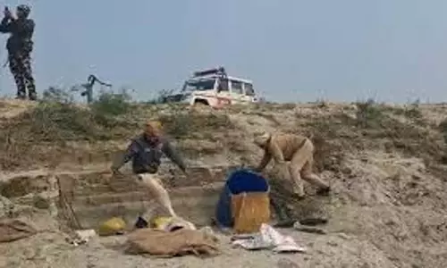 Bihar : पुलिस ने गंगा में बहाई अवैध शराब, शराबबंदी अभियान में भट्ठियां ध्वस्त Bihar : पुलिस ने गंगा में बहाई अवैध शराब, शराबबंदी अभियान में भट्ठियां ध्वस्त