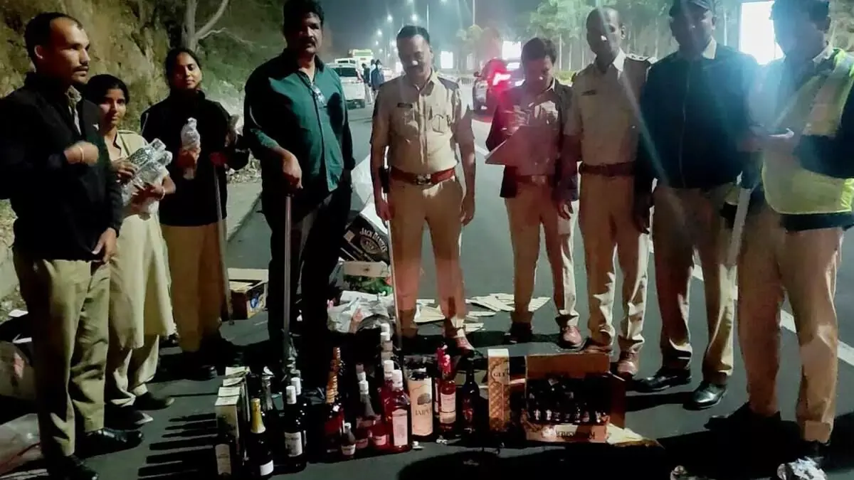 Hyderabad: पहाड़ीशरीफ में 229 अवैध शराब की बोतलें जब्त Hyderabad: पहाड़ीशरीफ में 229 अवैध शराब की बोतलें जब्त