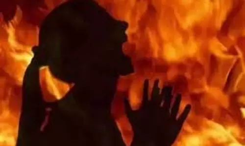 Burhanpur: पति ने पत्नी को डीजल डालकर जिंदा जलाया, गांव में फैली सनसनी Burhanpur: पति ने पत्नी को डीजल डालकर जिंदा जलाया, गांव में फैली सनसनी