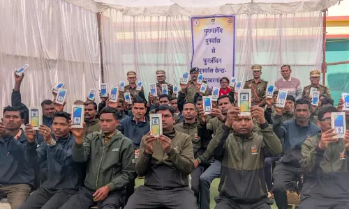 स्मार्टफोन बांटे गए सरेंडर नक्सलियों को, बस्तर आईजी ने किया वितरण स्मार्टफोन बांटे गए सरेंडर नक्सलियों को, बस्तर आईजी ने किया वितरण