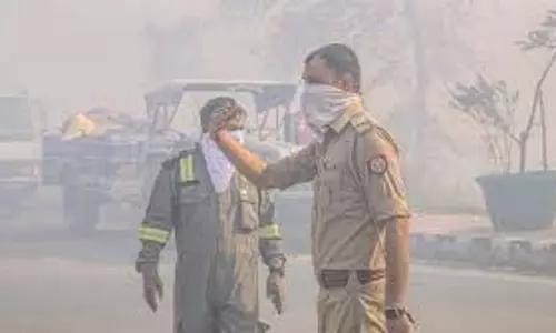 Noida:ड्रोन-लाउडस्पीकर पर बैन, न्यू ईयर को लेकर पुलिस का बड़ा कदम Noida:ड्रोन-लाउडस्पीकर पर बैन, न्यू ईयर को लेकर पुलिस का बड़ा कदम