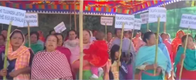 Manipur: इंफाल में बंदूक हमले के बाद पूर्व उग्रवादी की पत्नी ने विरोध प्रदर्शन का नेतृत्व किया Manipur: इंफाल में बंदूक हमले के बाद पूर्व उग्रवादी की पत्नी ने विरोध प्रदर्शन का नेतृत्व किया