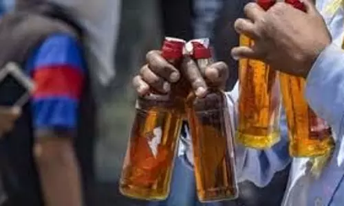 Jabalpur: अवैध शराब के खिलाफ महिलाओं का हल्लाबोल, पुलिस ने दिया कार्रवाई का आश्वासन