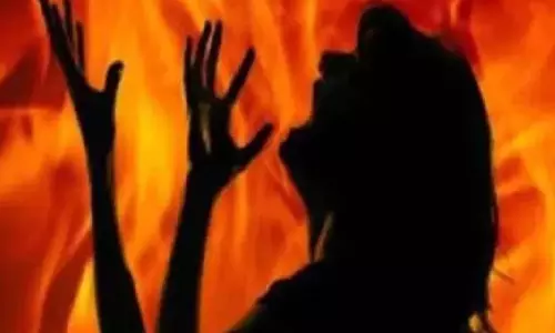 खाना बनाते समय आग में घिरी महिला, जलकर मौत खाना बनाते समय आग में घिरी महिला, जलकर मौत