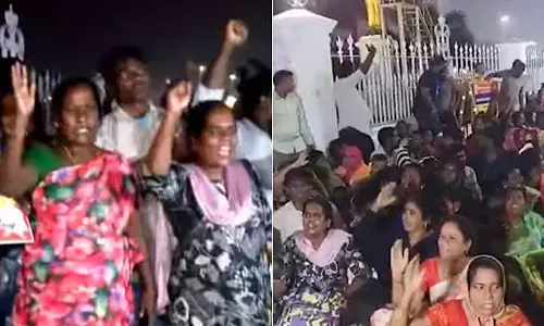 Protests continue : महिला सफाई कर्मचारियों को आधी रात को गिरफ्तार किया गया Protests continue : महिला सफाई कर्मचारियों को आधी रात को गिरफ्तार किया गया