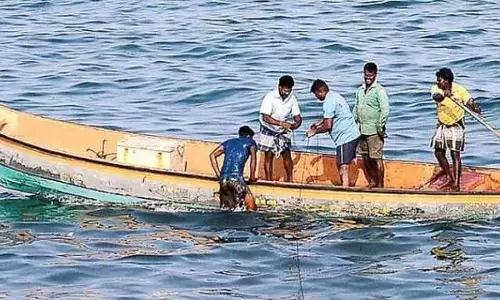 Tamil Nadu : कोडियाकराई समुद्र में गिरे इदिन्थाकाराई मछुआरे का शव बरामद