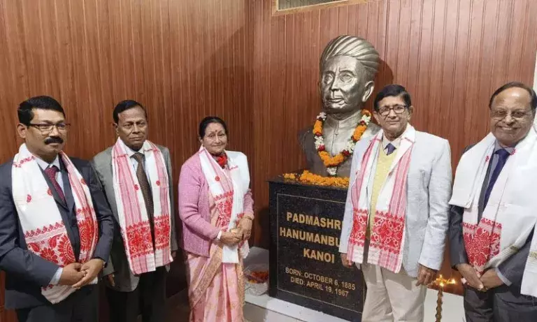 Assam: DHSK कॉमर्स कॉलेज में पद्मश्री हनुमानबक्स कनोई की प्रतिमा का अनावरण किया Assam: DHSK कॉमर्स कॉलेज में पद्मश्री हनुमानबक्स कनोई की प्रतिमा का अनावरण किया