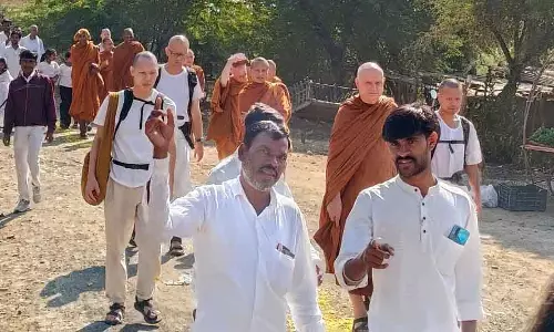 Thailand के शाही भिक्षु जयसारो ने ग्रामीण बुलढाणा में धम्म यात्रा शुरू की Thailand के शाही भिक्षु जयसारो ने ग्रामीण बुलढाणा में धम्म यात्रा शुरू की