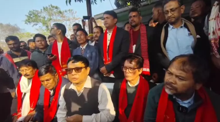 Assam: विपक्षी नेताओं ने कार्बी आंगलोंग हिंसा की जांच की मांग की Assam: विपक्षी नेताओं ने कार्बी आंगलोंग हिंसा की जांच की मांग की