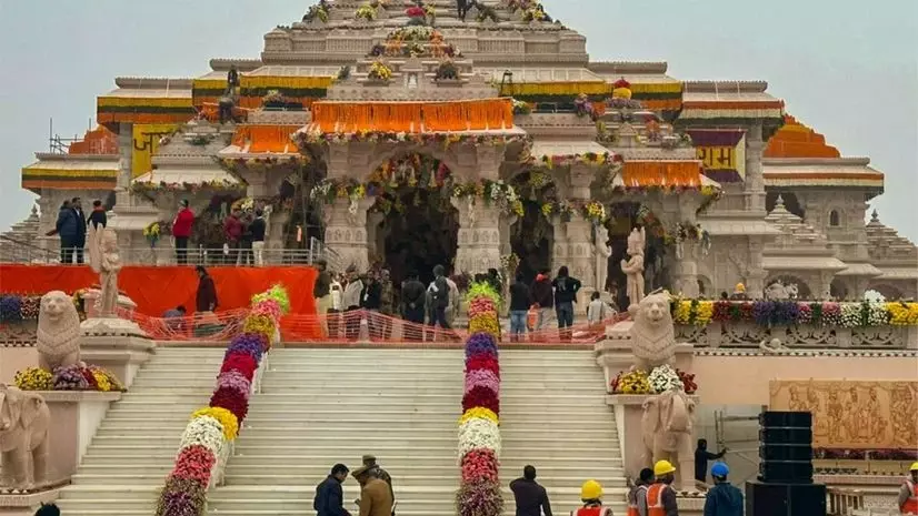 Ayodhya: श्रीराम लला के अभिषेक में श्रद्धालुओं की उमड़ी भारी भीड़ Ayodhya: श्रीराम लला के अभिषेक में श्रद्धालुओं की उमड़ी भारी भीड़
