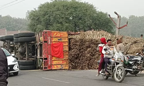 Hyderabad: लकड़ी का पुल के पास ट्रक पलटा, ट्रैफिक सुचारू