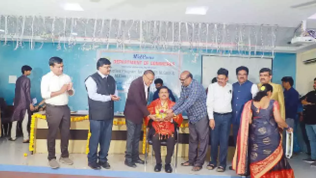 OU VC ने कॉमर्स स्टूडेंट्स से एंटरप्रेन्योरशिप अपनाने की अपील की OU VC ने कॉमर्स स्टूडेंट्स से एंटरप्रेन्योरशिप अपनाने की अपील की