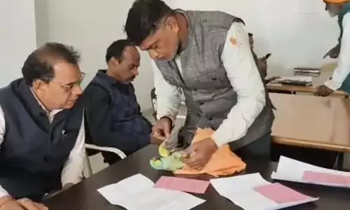 पहुंचे मृत तोता लेकर जनसुनवाई में, सभी लोग सन्न रह गए, जानें पूरा माजरा