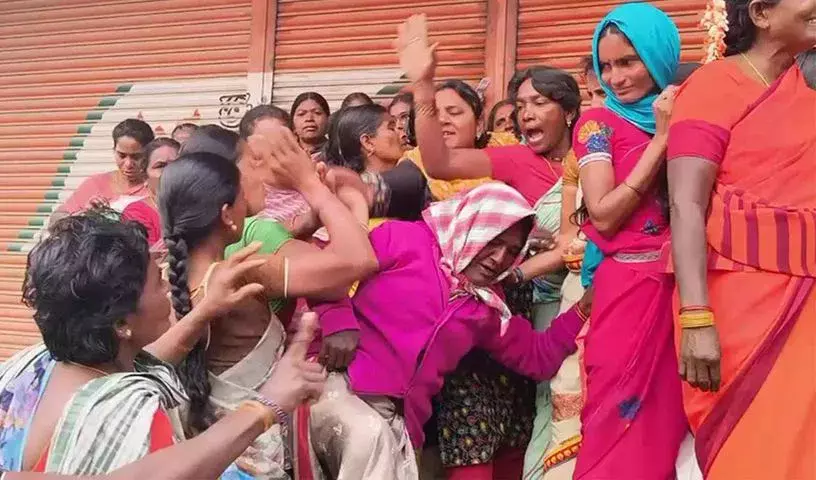 Khammam: यूरिया के लिए किसानों के बीच हाथापाई, कई लोग ठंड में लंबी लाइनों में इंतज़ार कर रहे