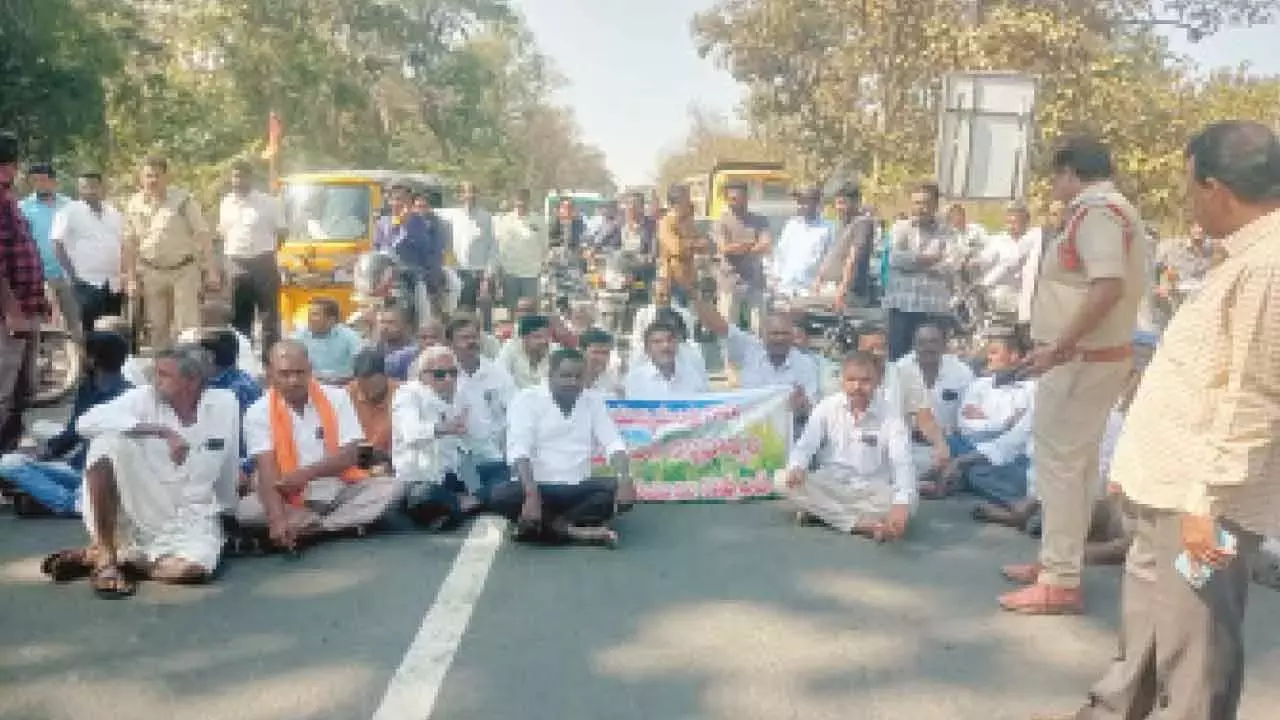 Telangana: धान बोनस भुगतान की मांग को लेकर किसानों का आंदोलन Telangana: धान बोनस भुगतान की मांग को लेकर किसानों का आंदोलन