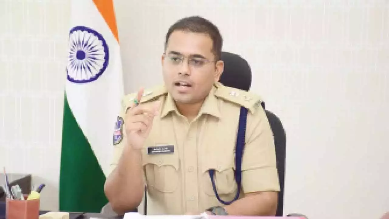 Telangana: एसपी ने नए साल पर नियम तोड़ने वालों पर सख्त कार्रवाई की चेतावनी दी Telangana: एसपी ने नए साल पर नियम तोड़ने वालों पर सख्त कार्रवाई की चेतावनी दी