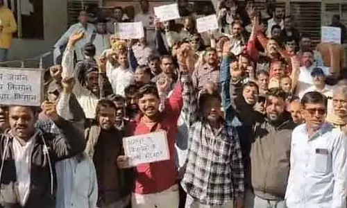 Indore : महू में पानी की समस्या को लेकर भगोरा किसानों ने किया विरोध प्रदर्शन Indore : महू में पानी की समस्या को लेकर भगोरा किसानों ने किया विरोध प्रदर्शन