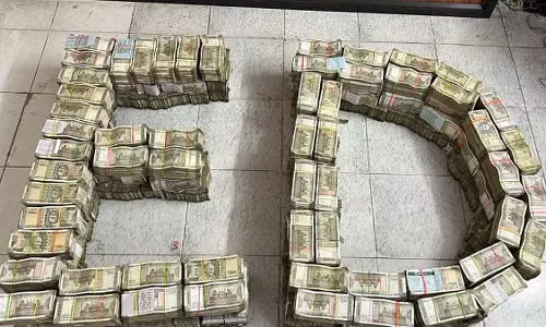 Indore : SUV से ₹1.18 करोड़ ज़ब्त, पुलिस ने I-T डिपार्टमेंट को बताया Indore : SUV से ₹1.18 करोड़ ज़ब्त, पुलिस ने I-T डिपार्टमेंट को बताया