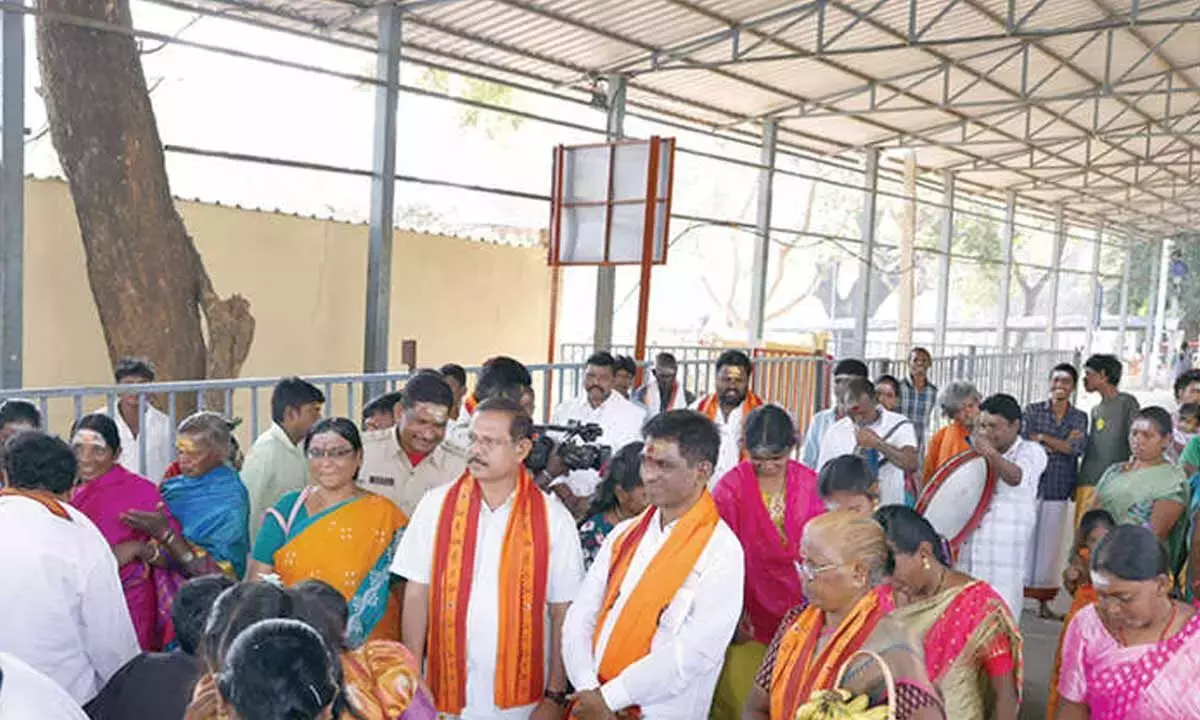Andhra: चेंचू भक्तों को श्रीशैलम मंदिर में मुफ़्त स्पर्श दर्शन मिलेगा Andhra: चेंचू भक्तों को श्रीशैलम मंदिर में मुफ़्त स्पर्श दर्शन मिलेगा