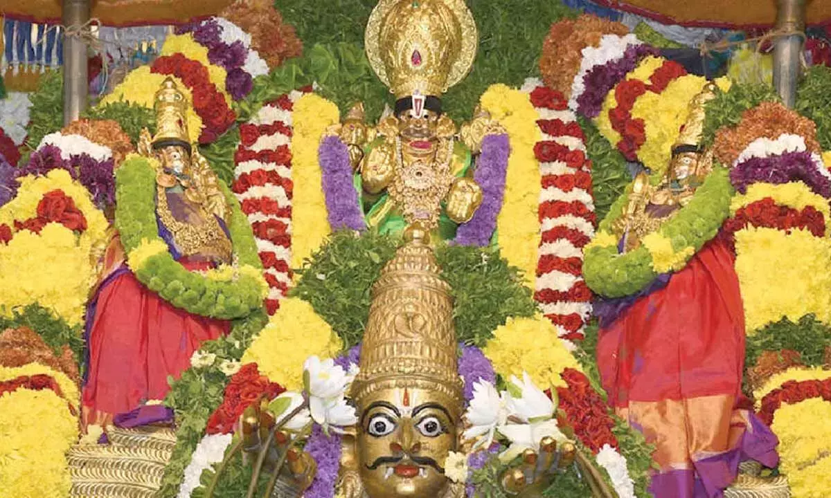 Andhra: लक्ष्मी नरसिंह स्वामी मंदिर में भक्तों की भीड़ Andhra: लक्ष्मी नरसिंह स्वामी मंदिर में भक्तों की भीड़