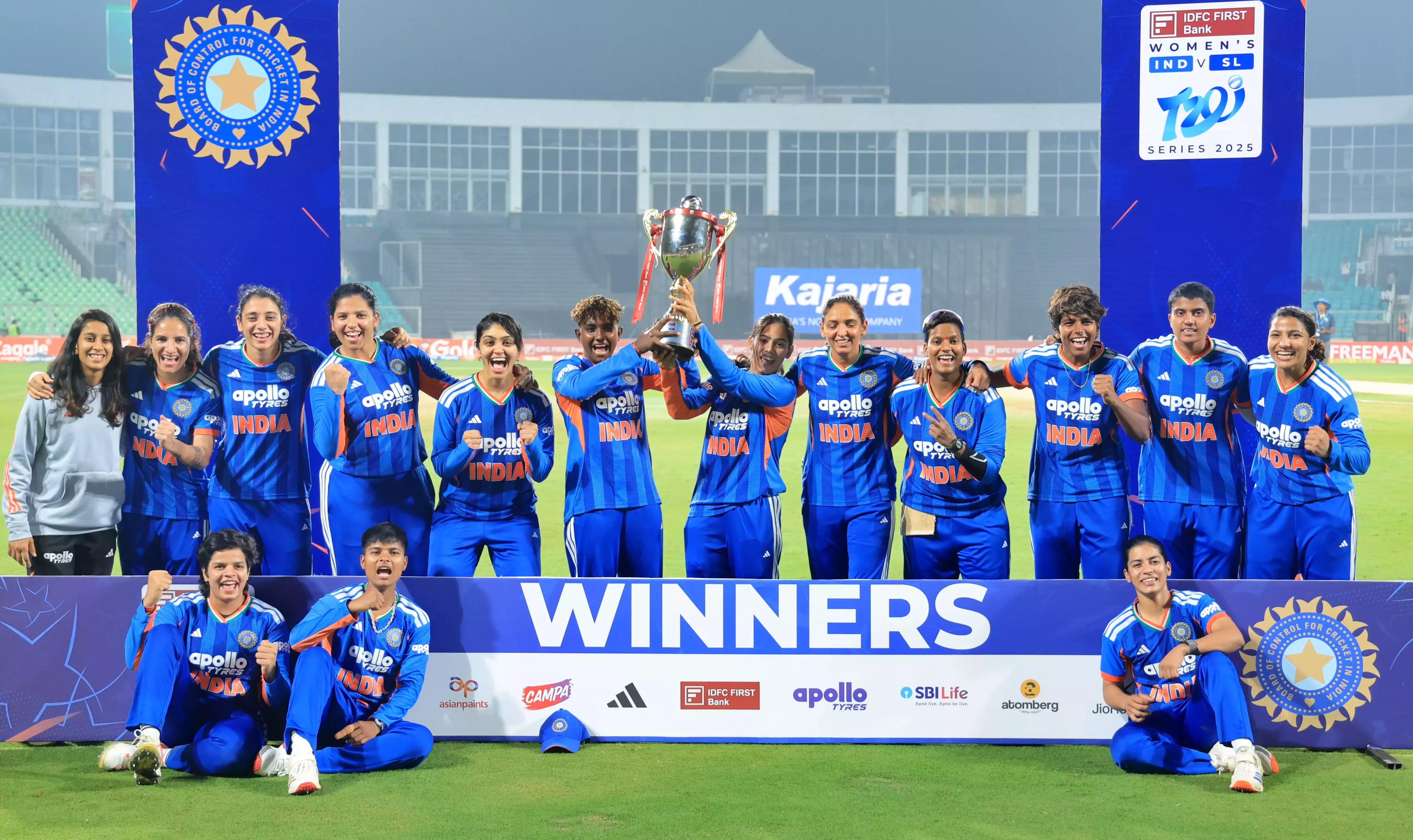 Harmanpreet की अगुआई में भारत ने पांचवें टी20 में श्रीलंका को 15 रन से हराया Harmanpreet की अगुआई में भारत ने पांचवें टी20 में श्रीलंका को 15 रन से हराया