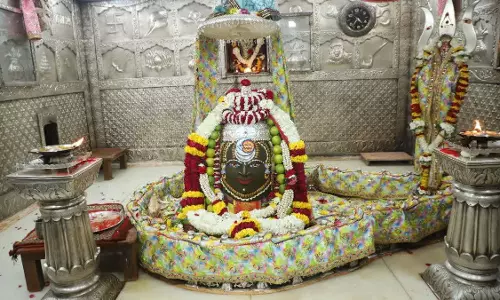 Ujjain: उज्जैन में भगवान महाकाल के दिव्य श्रृंगार का आयोजन