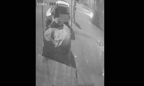 CCTV से खुली पोल! कार से आए और गरीब की सब्जी चुरा ली...LIVE वीडियो CCTV से खुली पोल! कार से आए और गरीब की सब्जी चुरा ली...LIVE वीडियो