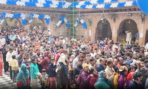 मथुरा-वृंदावन भक्ति में सराबोर, साल के आखिरी दिन लाखों श्रद्धालु उमड़े, सुरक्षा के कड़े इंतजाम मथुरा-वृंदावन भक्ति में सराबोर, साल के आखिरी दिन लाखों श्रद्धालु उमड़े, सुरक्षा के कड़े इंतजाम