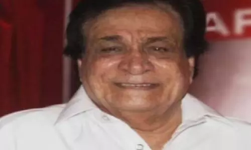 डर की वजह से कादर खान को अफगानिस्तान से लेकर मुंबई आ गई थी उनकी मां, मुश्किलों भरा रहा बचपन डर की वजह से कादर खान को अफगानिस्तान से लेकर मुंबई आ गई थी उनकी मां, मुश्किलों भरा रहा बचपन