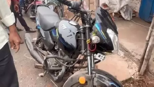 Athagarh में बाइक और बस की आमने-सामने की टक्कर में 2 लोगों की मौत