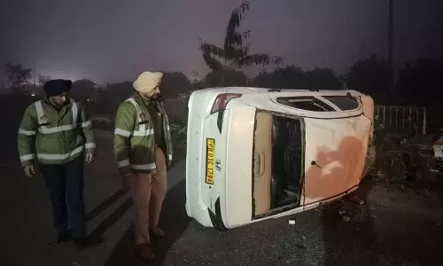 Ludhiana: खराब विज़िबिलिटी के कारण कार पलटने से चार लोग घायल Ludhiana: खराब विज़िबिलिटी के कारण कार पलटने से चार लोग घायल