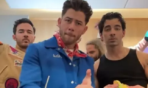 Nick Jonas ने बच्चों के साथ पत्नी प्रियंका चोपड़ा के इस गाने पर डांस किया