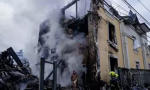 यूक्रेन के ओडेसा में रूसी हमले में बच्चों समेत चार लोग घायल हो गए। यूक्रेन के ओडेसा में रूसी हमले में बच्चों समेत चार लोग घायल हो गए।