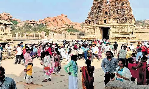 एक हफ़्ते में 4 लाख टूरिस्ट Hampi पहुंचे: कई लोग रहने की सही सुविधा के बिना फंसे