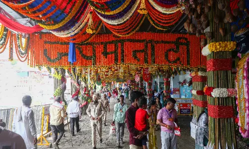 New Year पर वैष्णो देवी मंदिर में उमड़ी भीड़, हजारों लोग आशीर्वाद के लिए कटरा पहुंचे New Year पर वैष्णो देवी मंदिर में उमड़ी भीड़, हजारों लोग आशीर्वाद के लिए कटरा पहुंचे